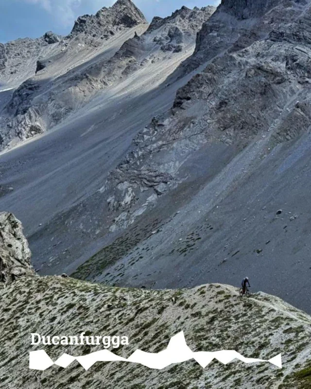 Schroffe Berglandschaften und endlose Traumtrails am Ducanfurgga zwischen Bergün und Davos.

#ducanfurgga  #bergün  #davosklostersmountains  #graubündentourismus  #graubündenmtb  #mtbschweiz  #mtbswitzerland  #traillove  #alpinebiking  #mountainbiking  #trailriding  #mtblife  #switzerlandalps  #swissalps  #inlovewithswitzerland  #bergwelten  #mountainview  #alpenliebe  #naturelovers 

@homeoftrails 
@davosklosters